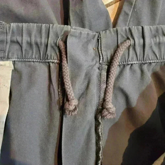 Tommy Bahama Gray Cargo Shorts Sz XL 8" Inseam - Picture 8 of 9